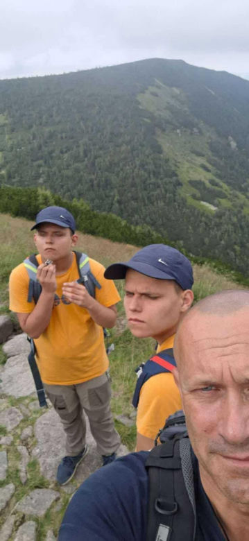 Tata wędruje po górach z synami w spektrum autyzmu. "Prawdziwe szczyty i to te najtrudniejsze, zdobywamy każdego dnia"