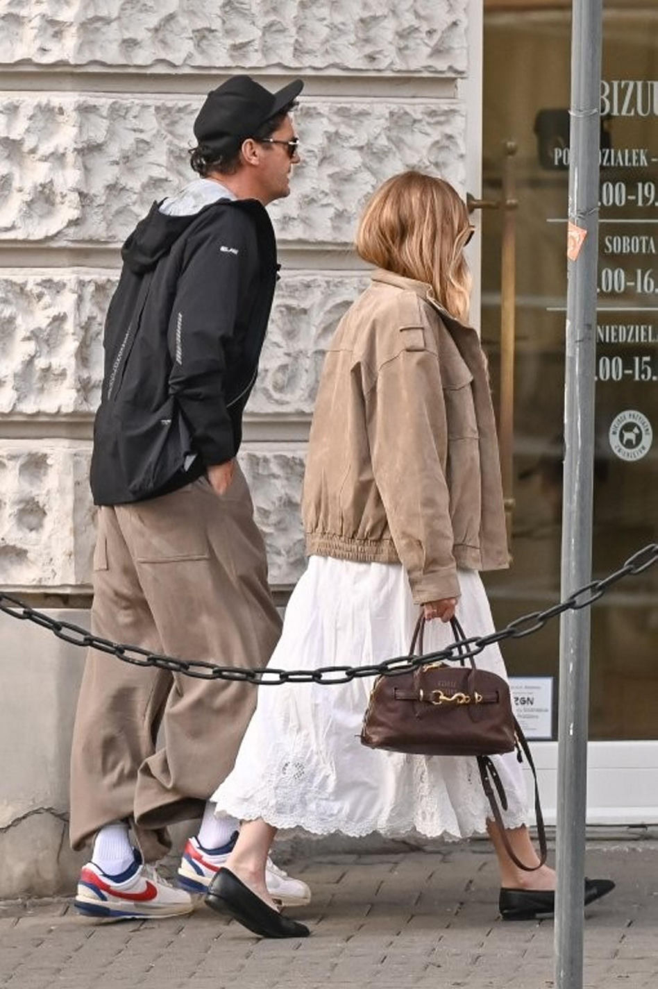 Kuba Wojewódzki z partnerką  na premierze "Hamleta"