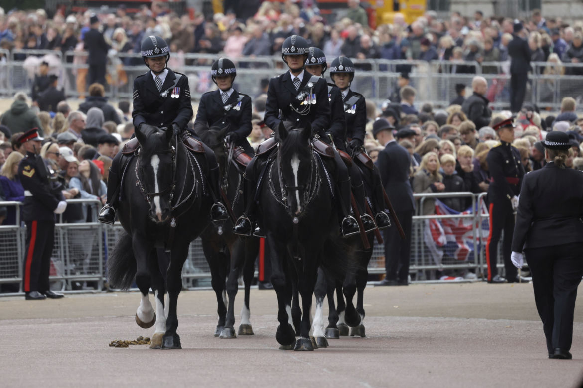 Łzy poddanych i trumna zmierzająca do Westminsteru