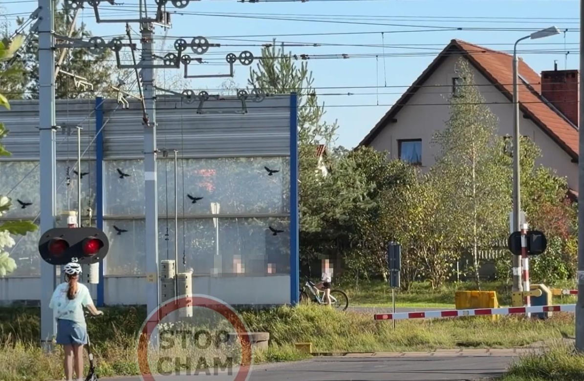 Dzieci na hulajnogach ominęły rogatki. Chwilę później przejechał pociąg [WIDEO]