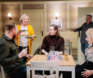 Na Wspólnej odc. 3282. Beata (Katarzyna Ptasińska), Paweł (Grzegorz Kwiecień), Emil (Piotr Ligienza), Maria (Bożena Dykiel), Włodek (Mieczysław Hryniewicz)