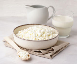 Jest pełen białka i świetnie zastępuje serek wiejski. Ten twarożek to nowy superfood