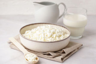 Jest pełen białka i świetnie zastępuje serek wiejski. Ten twarożek to nowy superfood