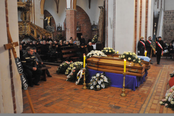 Pogrzeb ofiar w Kamieniu Pomorskim. Małżeństwa Małgorzaty i Ryszarda P. rodziców Julci oraz Ryszarda B.