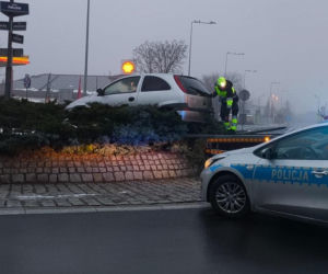 Niecodzienny „parking” na rondzie! 19-latek nie opanował Opla. Potem wyszło na jaw coś jeszcze