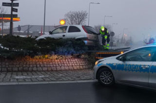 Niecodzienny „parking” na rondzie! 19-latek nie opanował Opla. Potem wyszło na jaw coś jeszcze