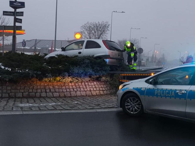 Niecodzienny „parking” na rondzie! 19-latek nie opanował Opla. Potem wyszło na jaw coś jeszcze
