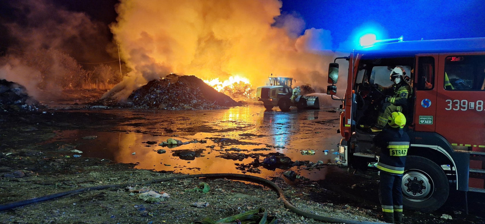 Strażacy walczyli z ogniem na składowisku odpadów w Bełżycach