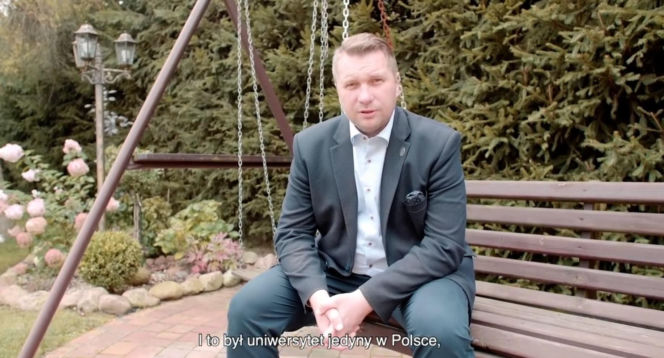 W takich warunkach mieszka Czarnek. Tak dom wygląda w środku