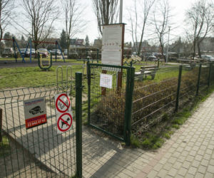 Kolejne dzielnice zamykają place zabaw