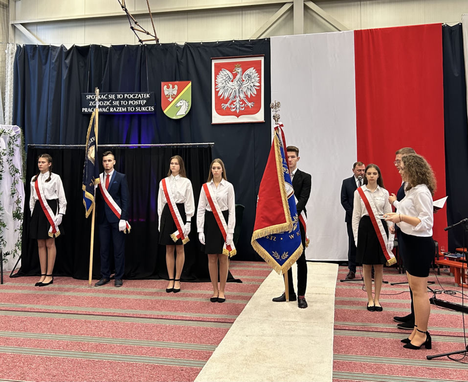 Uczniowie pierwszych klas w Kleczewie ślubowali na nowy sztandar