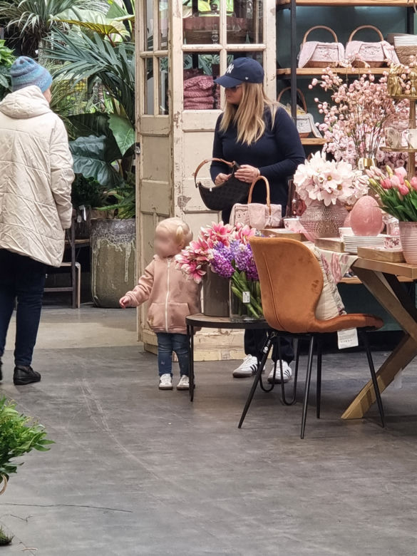 Joanna Kurska jak amerykańska gwiazda buszuje w sklepie ogrodniczym