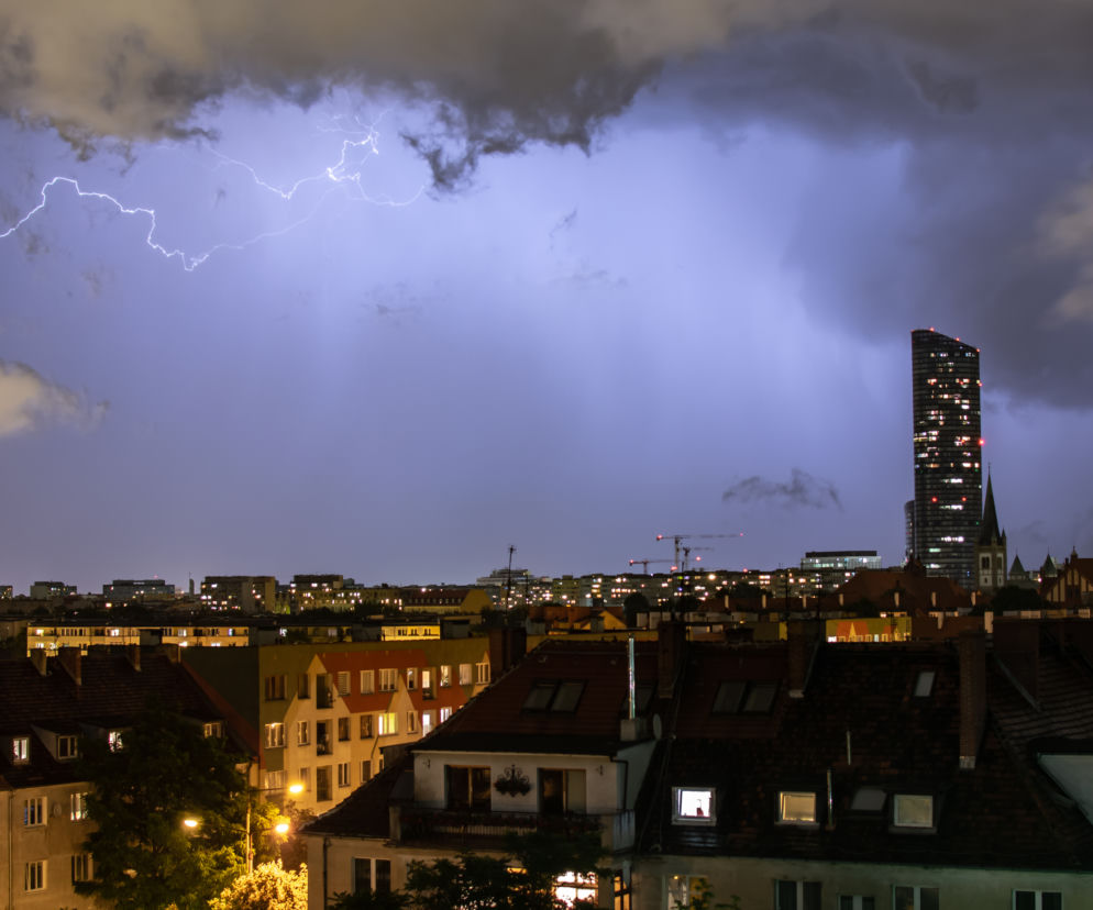 Ogromna ulewa i burza przeszła przez Wrocław. Strażacy walczą z podtopieniami