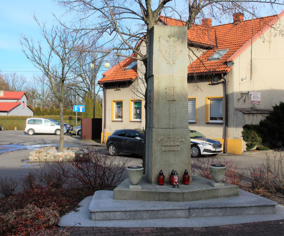 Kamienny obelisk ku czci powstańców śląskich w Sośnicowicach. O zabytkach miasta przeczytasz na Eska Śląskie.