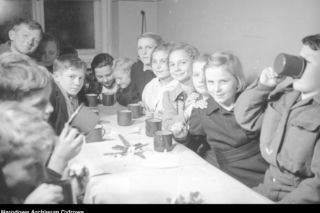 Święta Bożego Narodzenia na starych fotografiach. Przy stole nikt nie miał telefonu. Kapitalne zdjęcia Narodowego Archiwum Cyfrowego