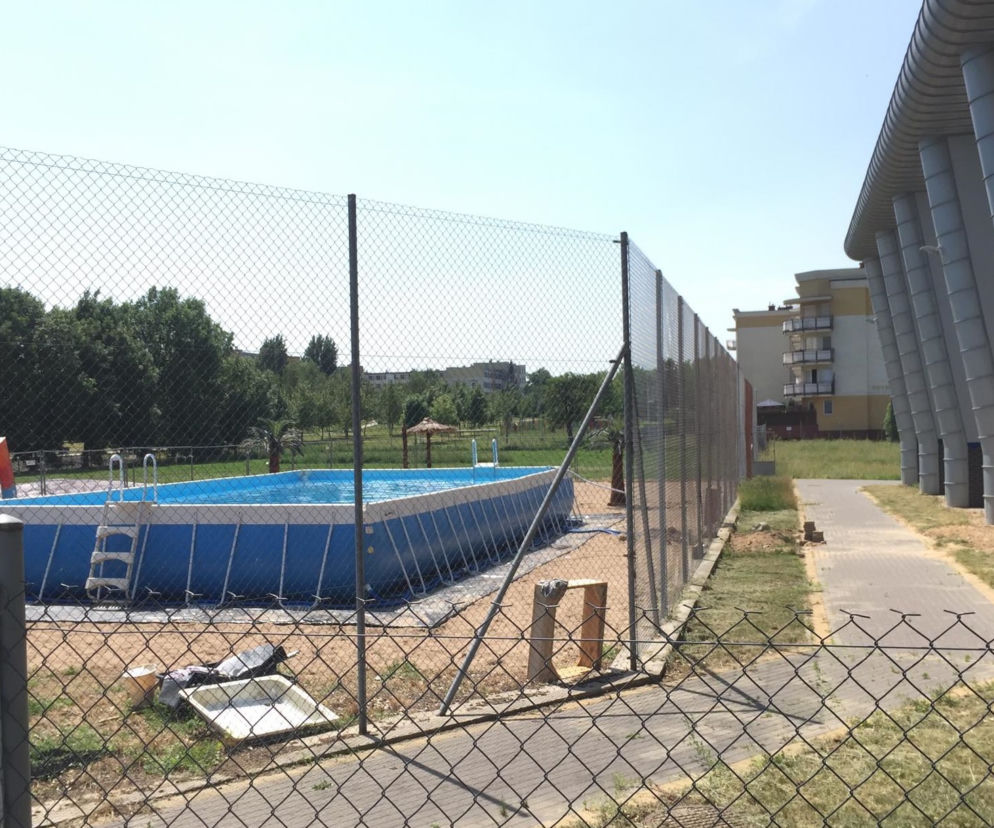 Lato w Łomży: Basen na 20 osób zamiast plaży miejskiej. Będą 4 parasole i 2 palmy. Łomżynianka: Basen taki zwykły postawili i tyle [AUDIO]