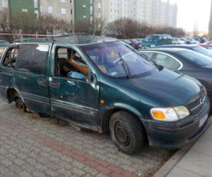 Wraki samochodów zalewają Warszawę