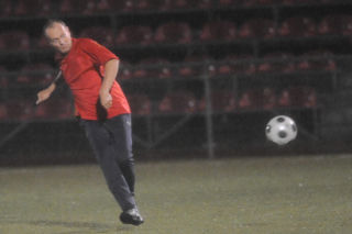 Donald Tusk gra w piłkę