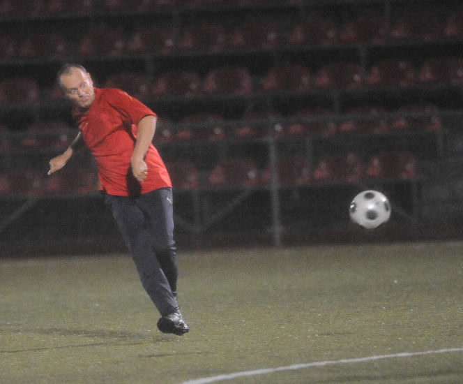 Donald Tusk gra w piłkę