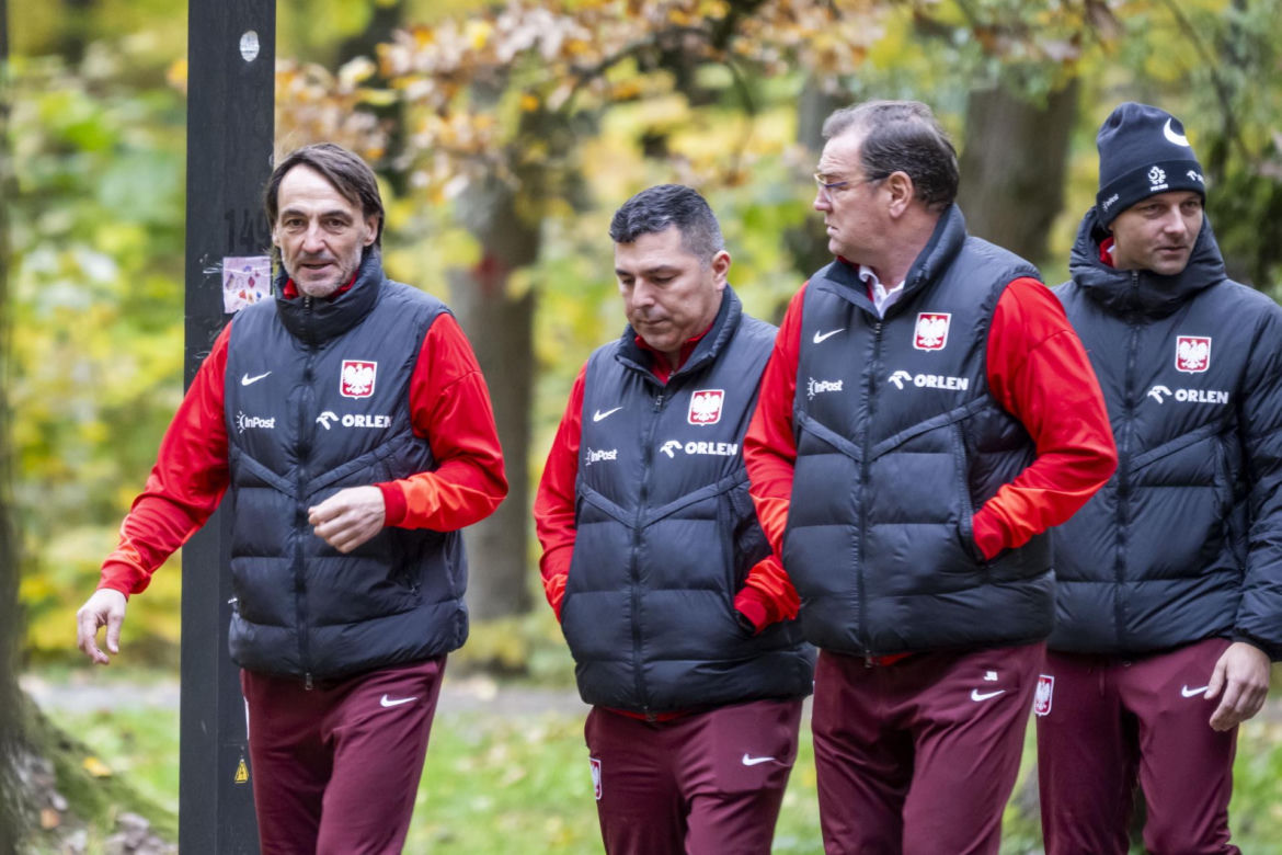 Reprezentacja zmokła na spacerze. Lewandowski się krył przed deszczem