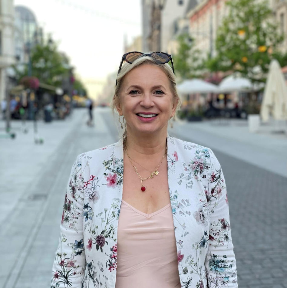 Marzena Rogalska pozuje topless i zachwyca stylizacjami. Trudno uwierzyć, że ma 52 lata