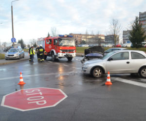 Wypadek na skrzyżowaniu Staszica i Okrzei. Dwie osoby w szpitalu