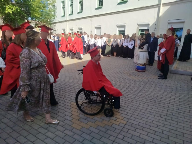 Stracił nogi pod pociągiem. Dziś Dominik wrócił do szkoły: "Chcę zdać maturę"