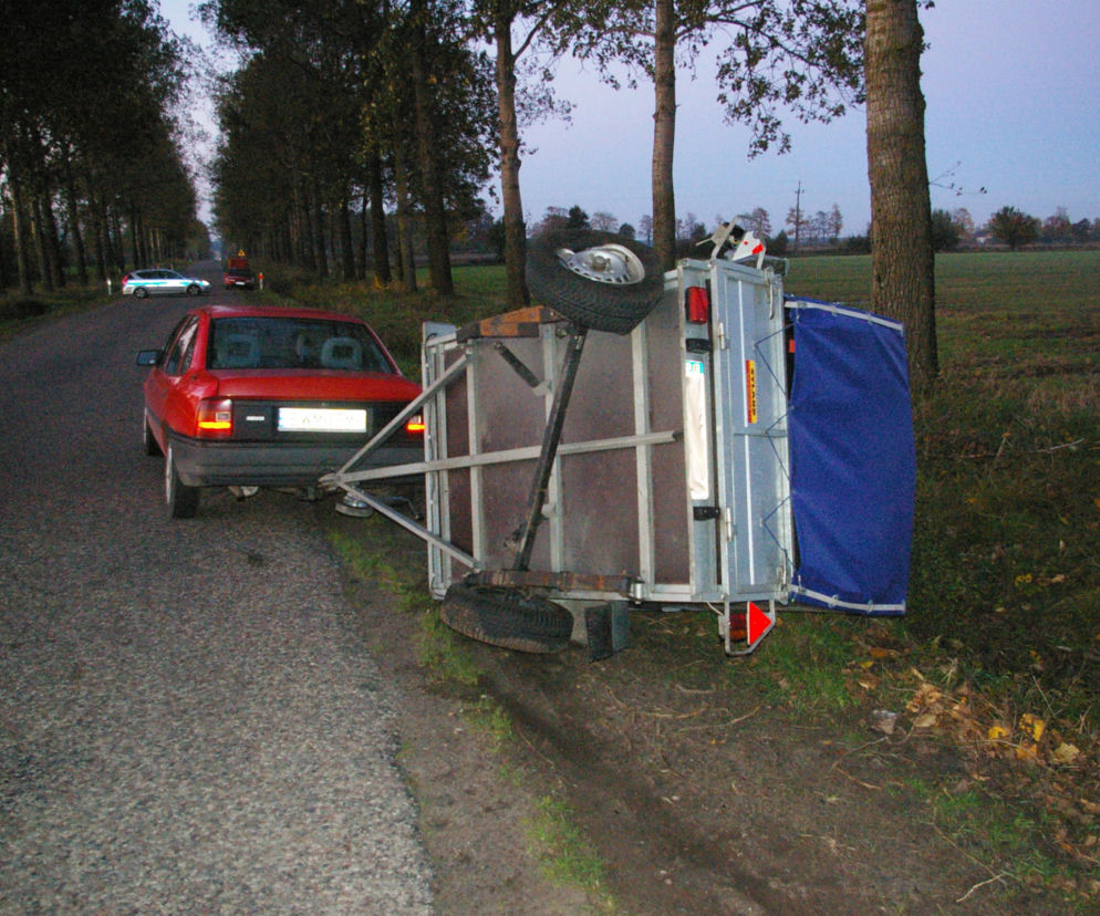Jeżewo: Wypadek, bmw rozstrzaskało się na drzewie. Kierowca nie żyje