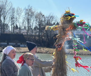 Tłumy w lubelskim Skansenie pożegnały zimę. Jeden z dawnych przesądów do dziś mrozi krew w żyłach