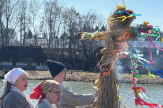 Tłumy w lubelskim Skansenie pożegnały zimę. Jeden z dawnych przesądów do dziś mrozi krew w żyłach