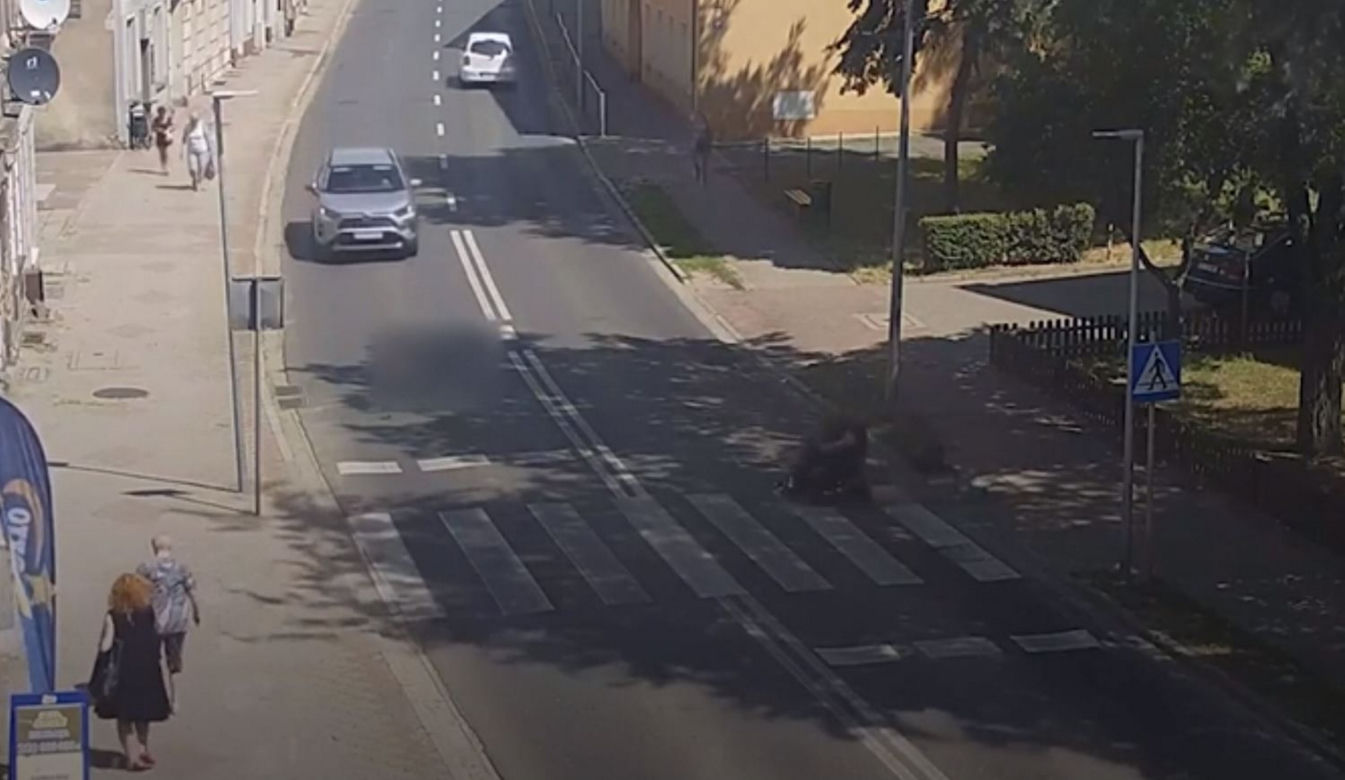 Przerażający wypadek w Sulechowie! Niepełnosprawny mężczyzna wyleciał z wózka po potrąceniu na przejściu [ZDJĘCIA] 