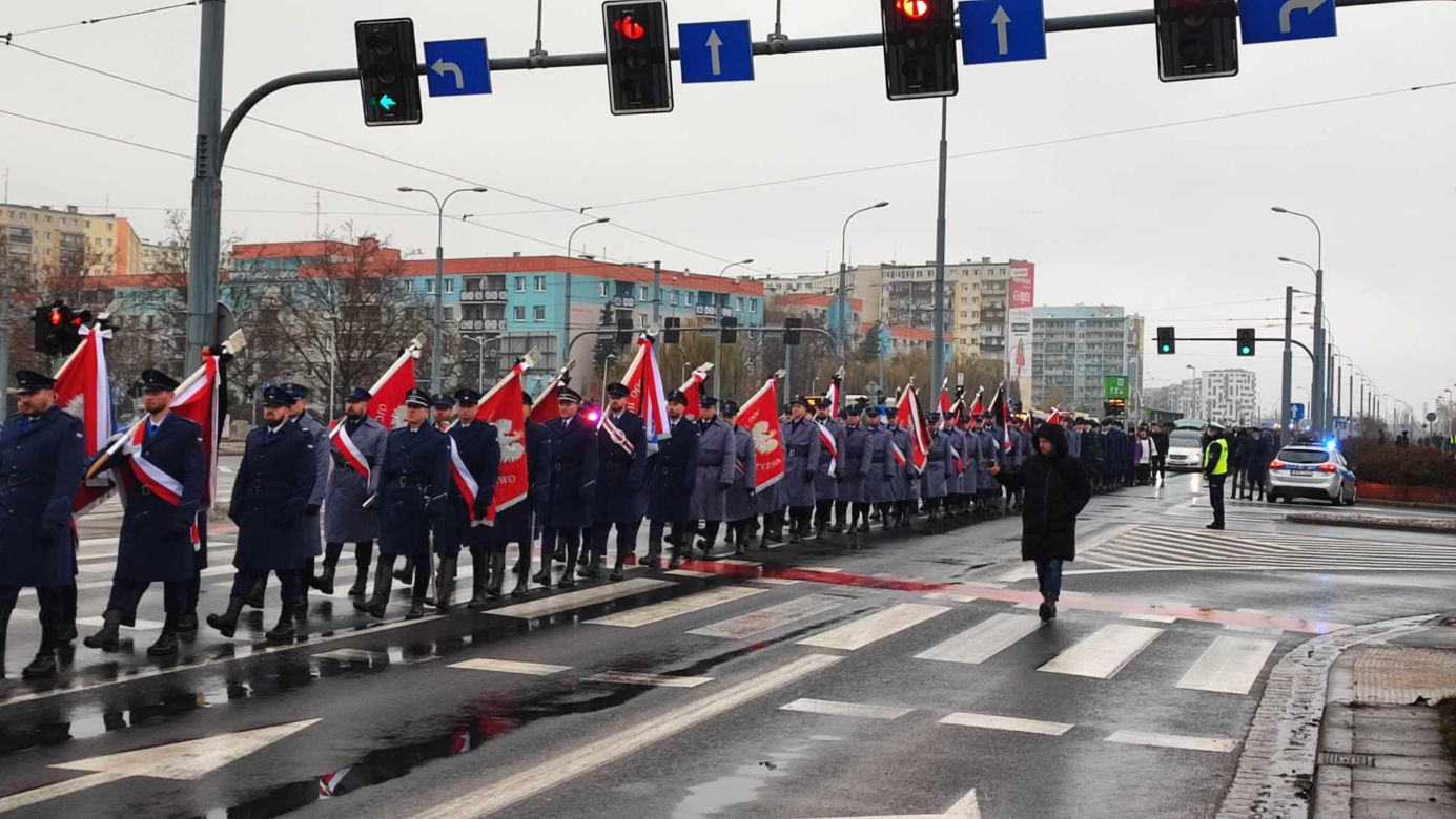  Wrocław. Ostatnie pożegnanie policjantów zastrzelonych na służbie. "Wasz tata jest bohaterem"