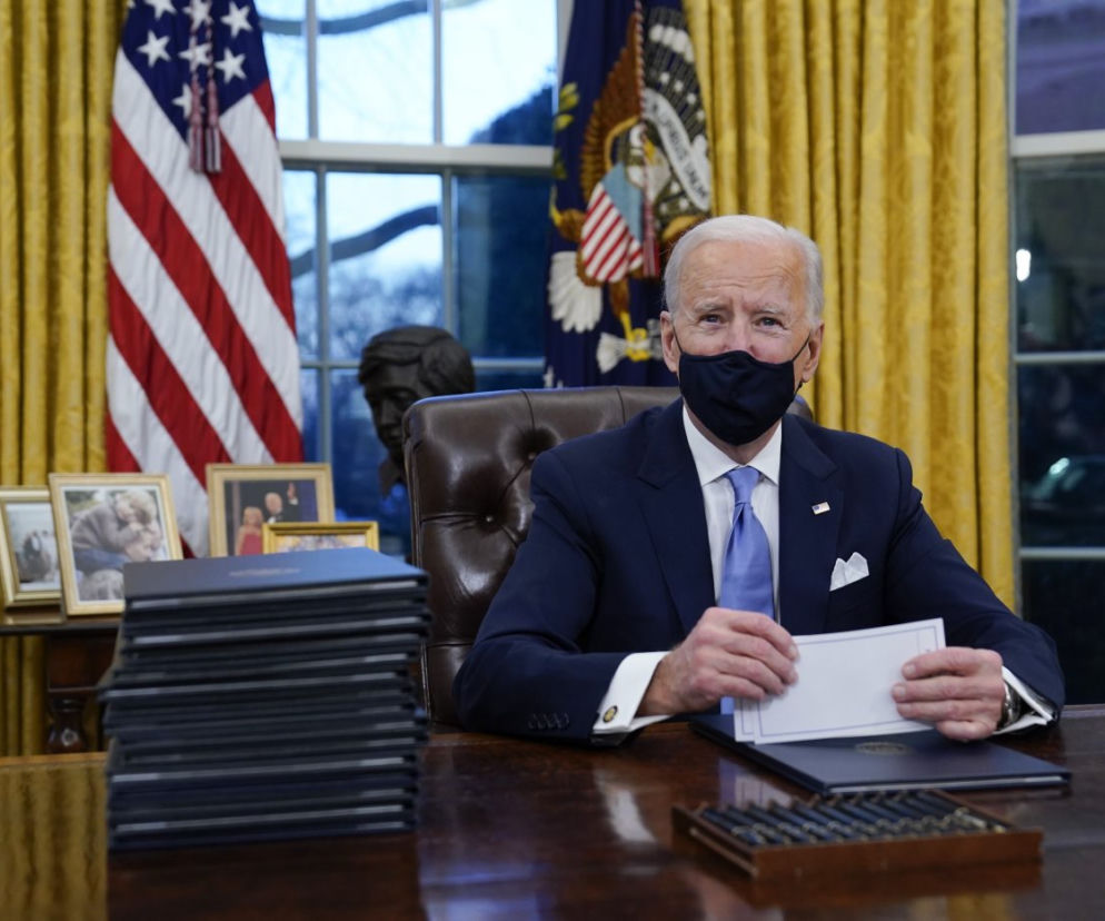 Joe Biden od razu wziął się do pracy w Gabinecie Owalnym 