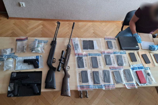 Broń, amunicja i narkotyki rozłożone na stole przez policjanta. O strzelaninie w Grądach-Woniecko czytaj w Eska Białystok.
