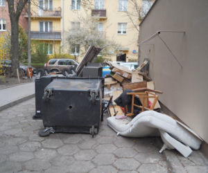 „Cały Grochów w szczurach!”. Mieszkańcy prawobrzeżnej Warszawy ponownie toną we własnych śmieciach