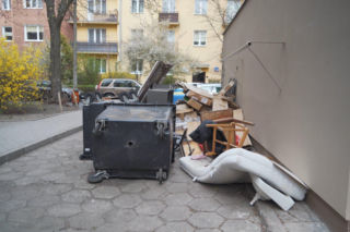 „Cały Grochów w szczurach!”. Mieszkańcy prawobrzeżnej Warszawy ponownie toną we własnych śmieciach