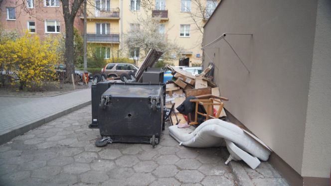 „Cały Grochów w szczurach!”. Mieszkańcy prawobrzeżnej Warszawy ponownie toną we własnych śmieciach