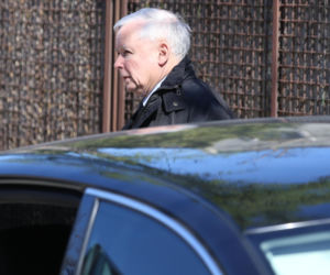 Wiercą Kaczyńskiemu za ścianą