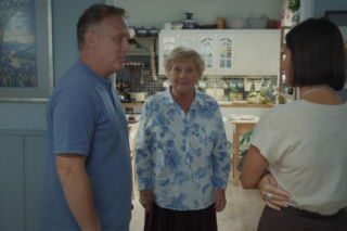 M jak miłość, odcinek 1907. Agnes (Amanda Mincewicz), Barbara (Teresa Lipowska), Artur Rogowski (Robert Moskwa)