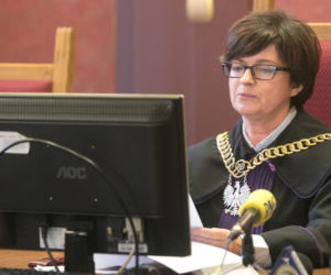 Zgwałcili 16 - latkę i porzucili na przystanku. Śląscy łowcy głów wytropili go w Wielkiej Brytanii