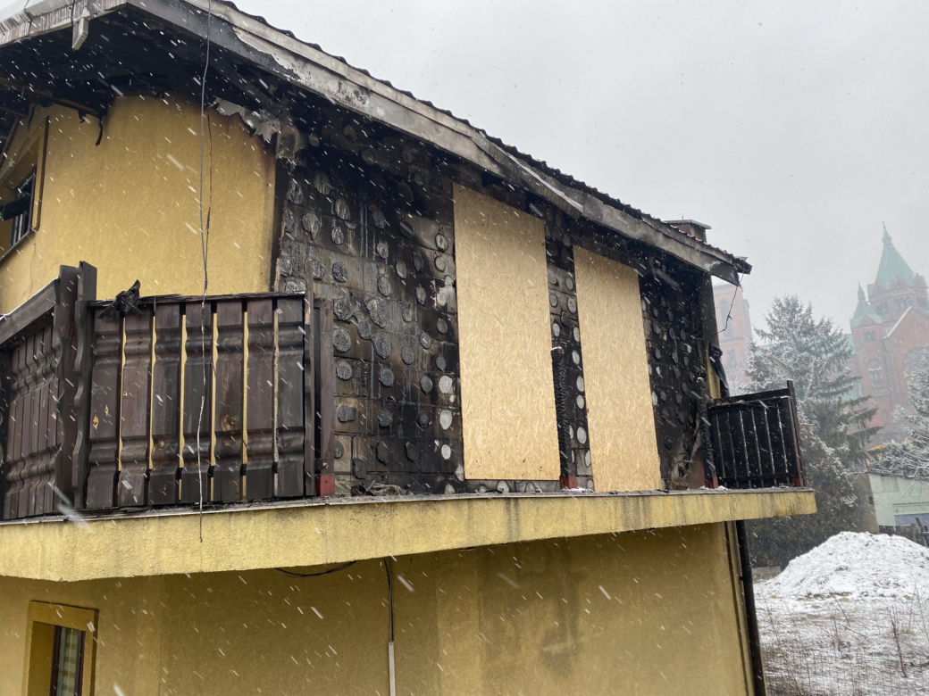 W ogniu stracili wszystko. "Wyniosłem córkę na rękach do żony na balkon, sam wyskoczyłem przez okno"