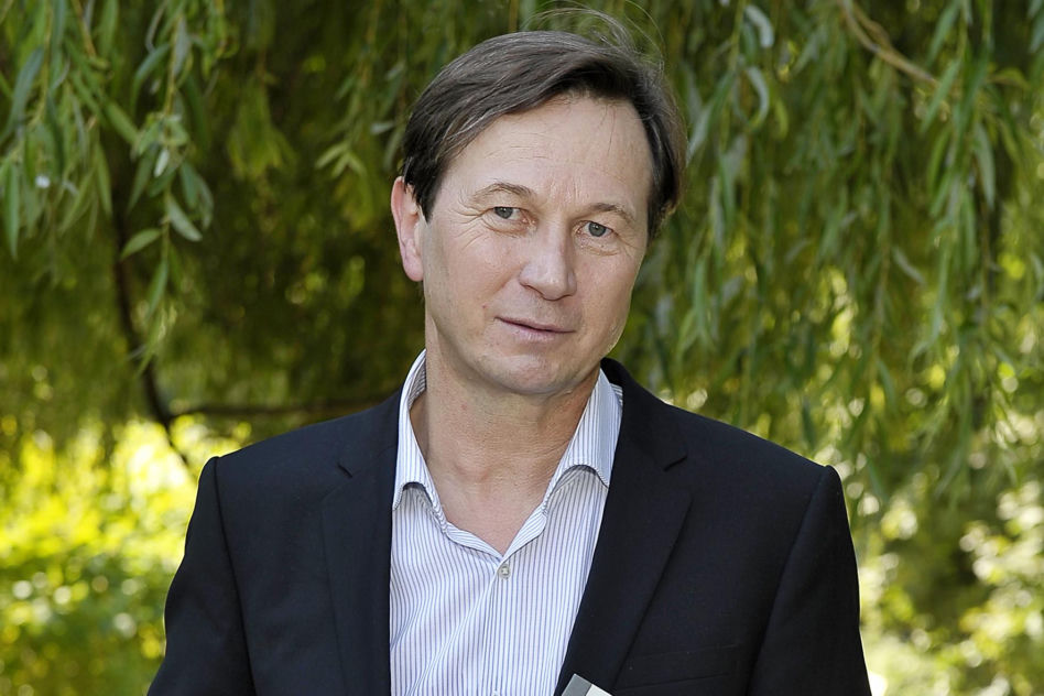 Piotr Cyrwus kiedyś i dziś. Tak przez lata zmieniał się aktor znany z roli Ryśka w "Klanie"