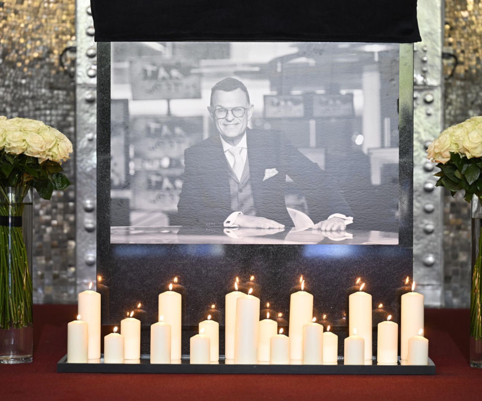 Portret Andrzeja Morozowskiego otoczony płonącymi zniczami i białymi różami. O pogrzebie dziennikarza przeczytasz w Eska.