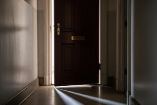 32-latek pobił rodziców i zaatakował policjantkę. Jakie konsekwencje grożą za agresję w Pułtusku?