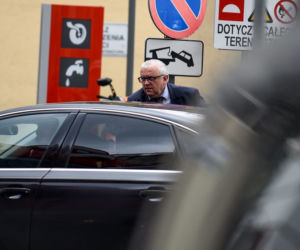 Adam Lipiński służbową furą po papierosy
