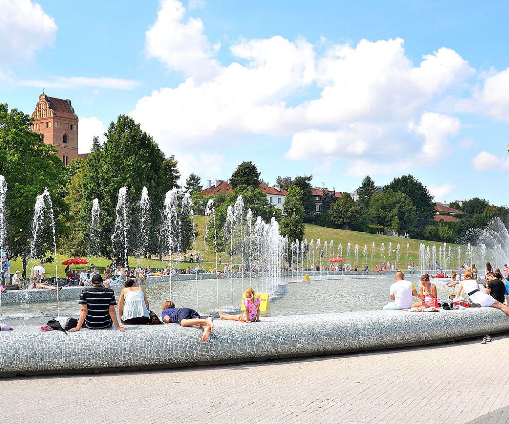Sanepid ostrzega: kąpiele w fontannach grożą chorobą!