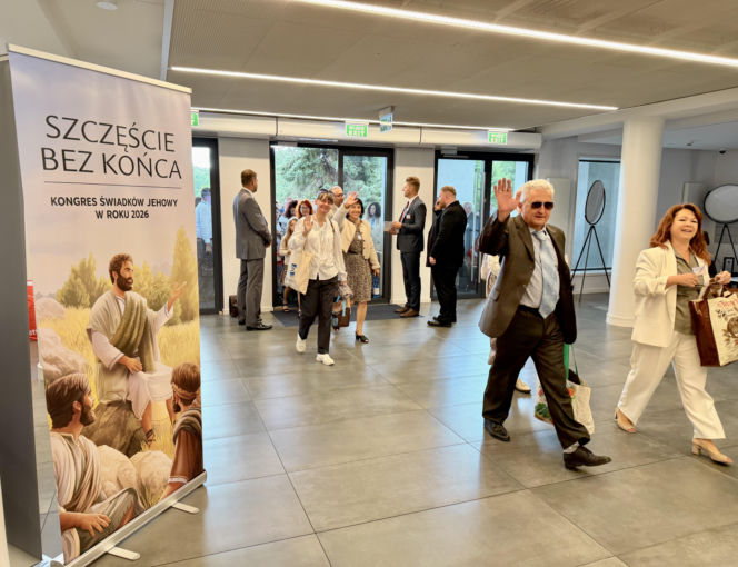 Tysiące ludzi szuka swojego szczęścia na stadionie. Kongres Świadków Jehowy przyciągnął tłumy