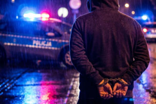 Zatrzymanie w Warszawie. Poszukiwany pseudokibic z Krakowa ukrywał się przez rok