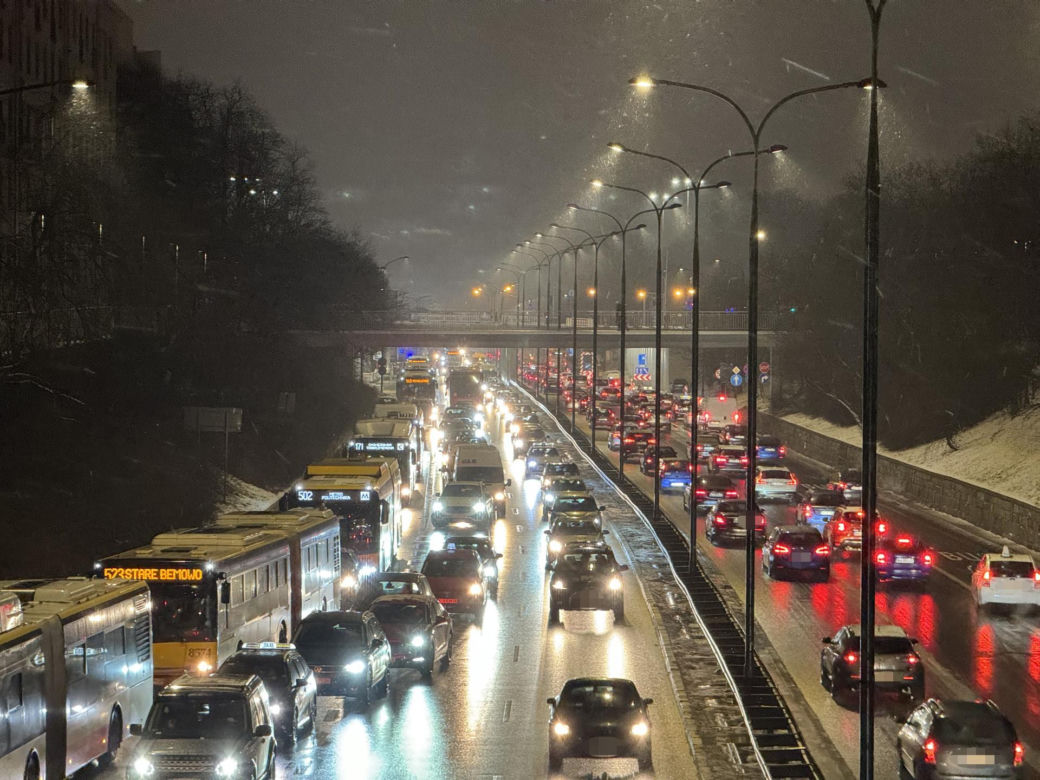 Totalny paraliż Warszawy. Gigantyczne opóźnienia autobusów i tramwajów, kierowcy w korkach