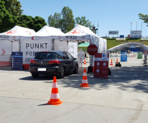 Drive-thru w Lesznie. Na darmowe badania zapisało się ponad 500 osób